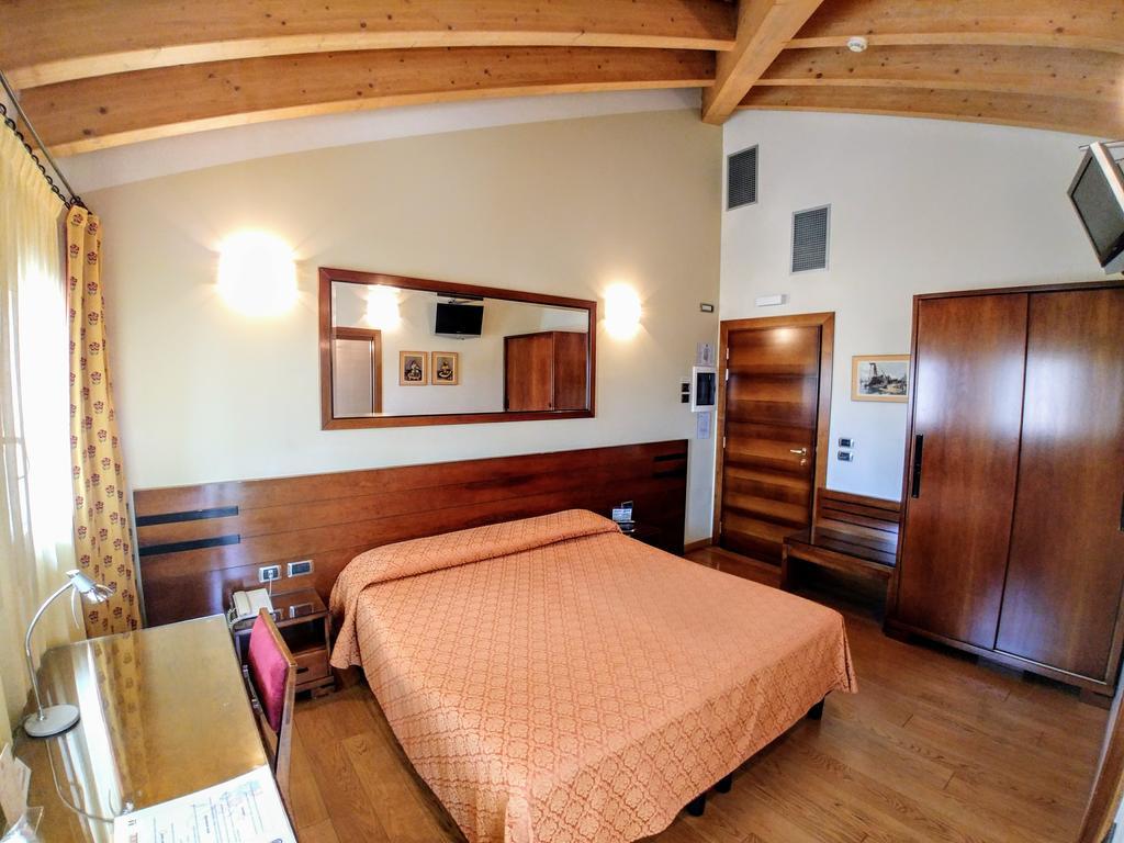 Hotel Locanda Al Sole Castello Di Godego Esterno foto